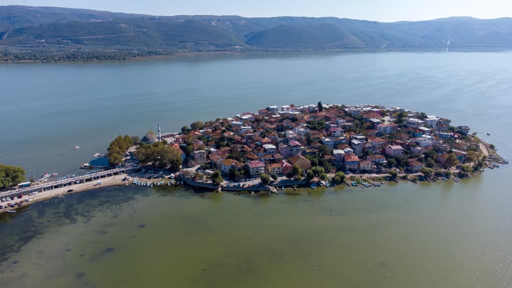 Yalova sahil bölgesi sinematik drone çekimi — turistik alan havadan görünüm